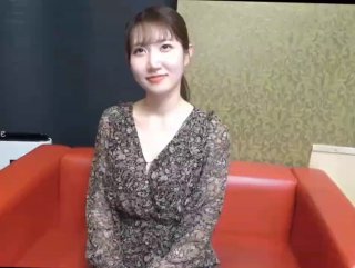 乌克兰学生在裸体海滩上户外独奏会话